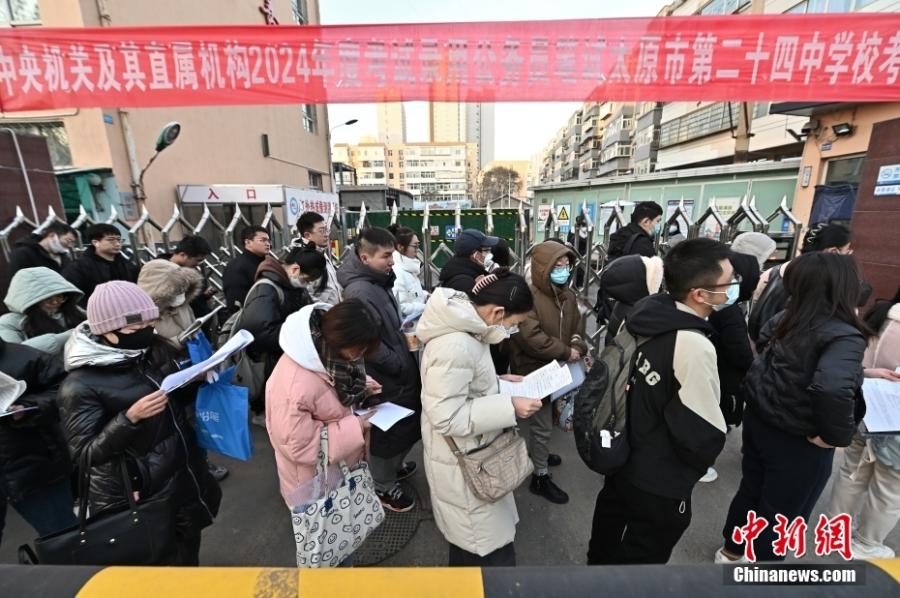 2023年11月26日，山西省太原市，考生步入考场。当日，中央机关及其直属机构2024年度考试录用公务员公共科目笔试开考。<span target='_blank' href='/'>中新社</span>记者 韦亮 摄