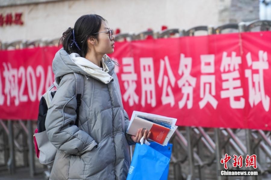 2023年11月26日，山西省太原市，考生步入考场。当日，中央机关及其直属机构2024年度考试录用公务员公共科目笔试举行。<span target='_blank' href='/'>中新社</span>记者 武俊杰 摄