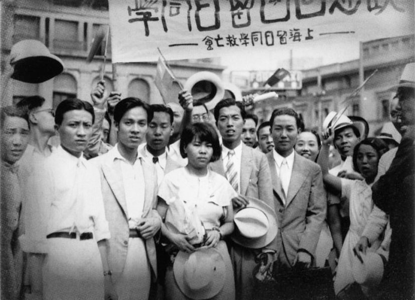 1937年8月，上海留日同学救亡会在上海码头迎来新一批回国的留日学生（本刊资料图）.jpg