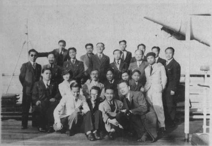 1937年10月，中国留欧学生与杨虎城（第二排左四）同舟回国（本刊资料图）.jpg