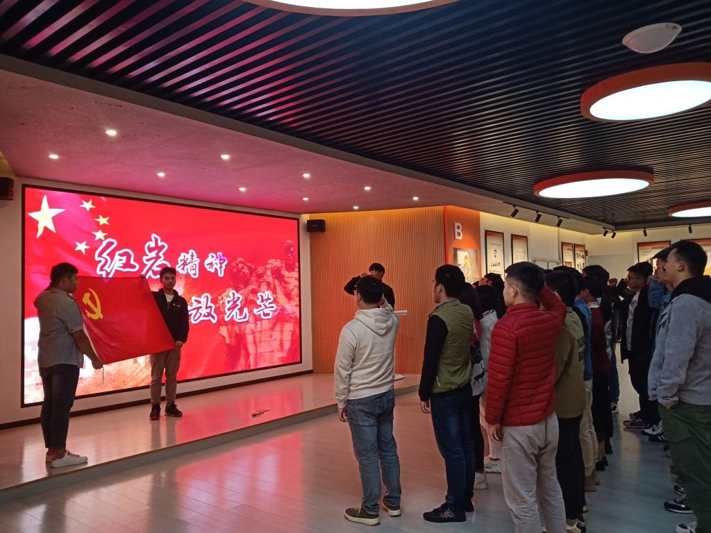 学校新入党学生党员在红岩精神展览室暨余祖胜烈士事迹陈列室进行入党宣誓。
