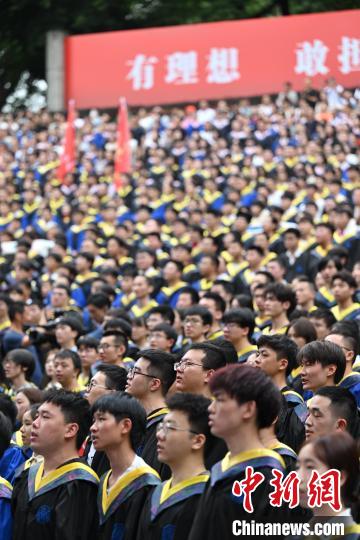 图为重庆大学2023年毕业典礼暨学位授予仪式。　周毅 摄