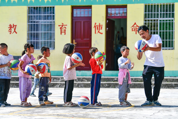 （教育）（12）大山“微小学”的“守山人(2970582)-20230913075947