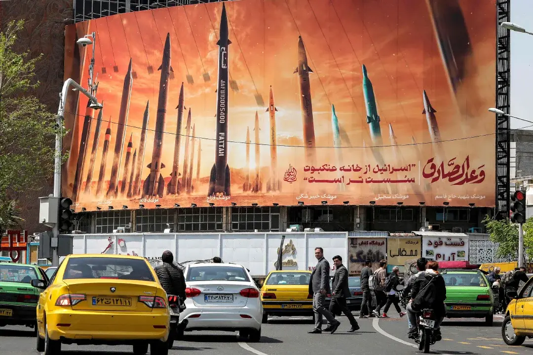 当地时间2024年4月15日，伊朗德黑兰，广场上竖立着一块描绘着伊朗弹道导弹的广告牌。视觉中国 图