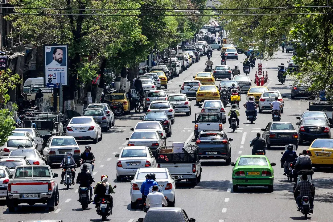 当地时间2024年4月14日，伊朗德黑兰街头，车流穿梭不息。视觉中国 图