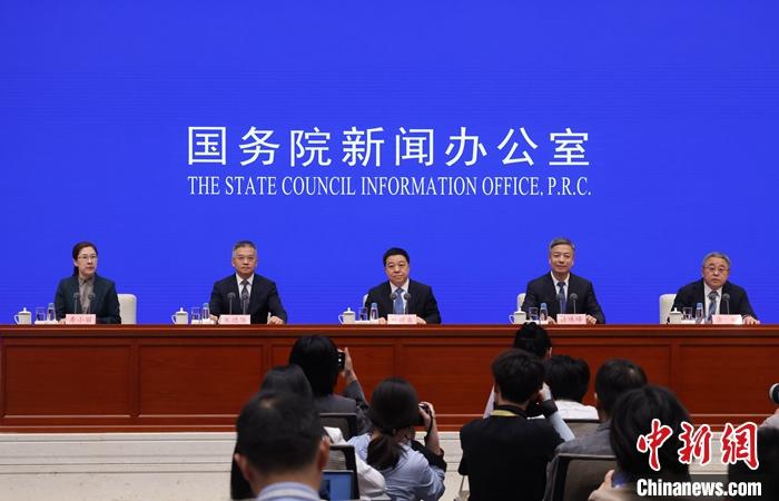 5月16日，中国国务院新闻办公室在北京举行“推动高质量发展”系列主题新闻发布会，江西省委副书记、省长叶建春，江西省委常委、常务副省长任珠峰，江西省科技厅厅长宋德雄，江西省工业和信息化厅厅长应炯围绕“续写红土圣地荣光 推动革命老区高质量发展走在前”作介绍，并答记者问。 <span target='_blank' href='/'>中新社</span>记者 杨可佳 摄