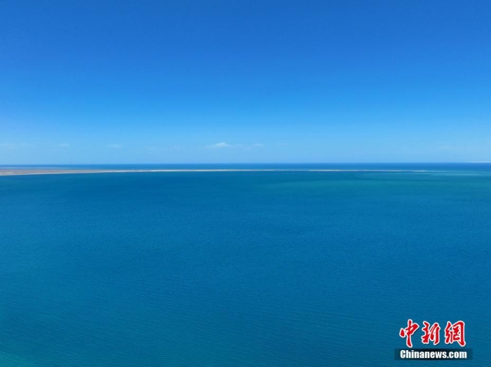 资料图：航拍青海湖水天一色。祁增蓓 摄