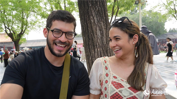 图为巴拿马籍游客阿德里安·冈萨雷斯（Adrian Gonzalez）（左）和丹尼斯·冈萨雷斯（Denisse Gonzalez）（右）。人民网记者 吴超岚摄