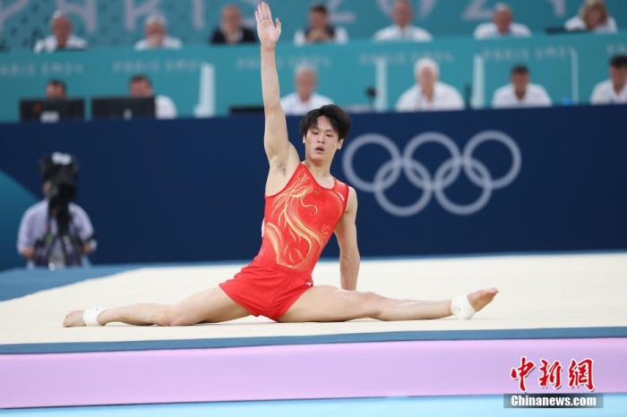 当地时间7月29日，巴黎奥运会体操男子团体决赛在贝尔西体育馆举行，由邹敬园、张博恒、刘洋、肖若腾、苏炜德组成的中国队获得银牌。图为中国队选手苏炜德在自由操比赛中。<span target='_blank' href='/'>中新社</span>记者 盛佳鹏 摄