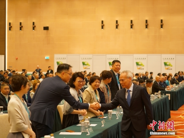 图为岑浩辉当选后与选委会委员握手。<span target='_blank' href='/'>中新社</span>记者 郑嘉伟 摄
