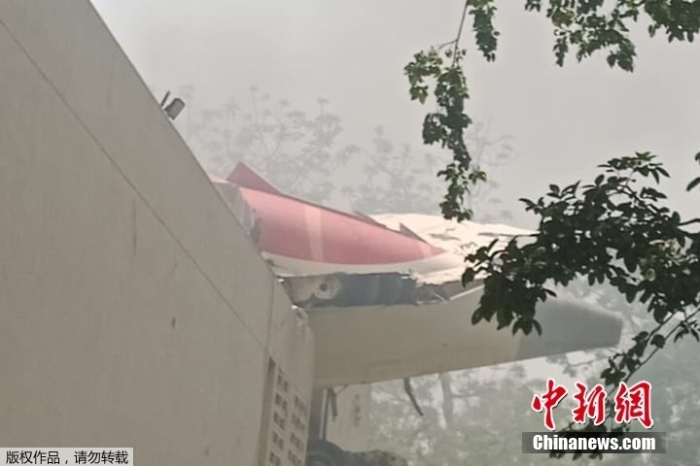 当地时间6月12日,印度航空一架计划从艾哈迈达巴德机场起飞前往英国的客机,当日在古吉拉特邦艾哈迈达巴德机场附近坠毁。据报道,“机上载有约242人,其中包括10名机组人员。”图为客机失事现场。