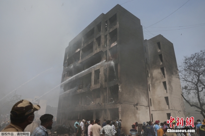 当地时间6月12日,印度艾哈迈达巴德,救援人员正在印度航空客机坠机现场救援。据报道,印度航空一客机坠毁在该国古吉拉特邦艾哈迈达巴德的“一家医生宿舍”。据报道,印度失事客机上242人全部遇难。