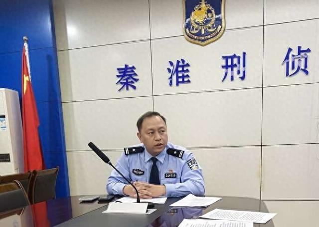 南京市公安局秦淮分局月牙湖派出所副所长徐寅接受中青报·中青网记者采访。中青报·中青网记者何春中/摄