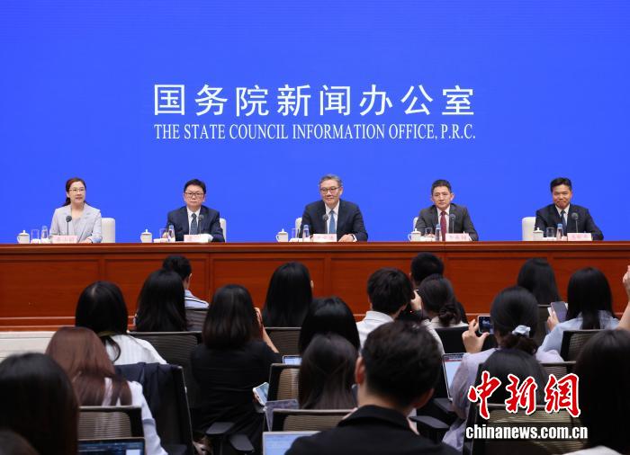 7月18日，中国国务院新闻办公室在北京举行“高质量完成‘十四五’规划”系列主题新闻发布会，商务部部长王文涛、商务部国际贸易谈判代表兼副部长李成钢、商务部副部长兼国际贸易谈判副代表凌激、商务部副部长盛秋平介绍“十四五”商务高质量发展成就，并答记者问。 <span target='_blank' href='/'>中新社</span>记者 杨可佳 摄