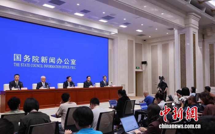 9月10日，中国国务院新闻办公室在北京举行“高质量完成‘十四五’规划”系列主题新闻发布会，文化和旅游部副部长、国家文物局局长饶权，国家文物局副局长解冰，国家文物局副局长乔云飞，国家文物局副局长孙德立介绍“十四五”时期文物事业高质量发展有关情况，并答记者问。 <span target='_blank' href='/'>中新社</span>记者 杨可佳 摄