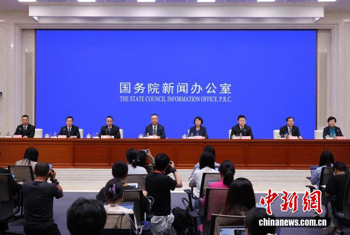 9月11日，中国国务院新闻办公室在北京举行国务院政策例行吹风会，国家发展改革委副主任李春临、国家数据局副局长余英、工业和信息化部科技司司长魏巍、人力资源社会保障部就业促进司负责人运东来、自然资源部自然资源开发利用司司长孔维东、中国人民银行研究局局长王信、北京市发展改革委主任杨秀玲介绍全国部分地区实施要素市场化配置综合改革试点有关情况，并答记者问。 <span target='_blank' href='/'>中新社</span>记者 杨可佳 摄