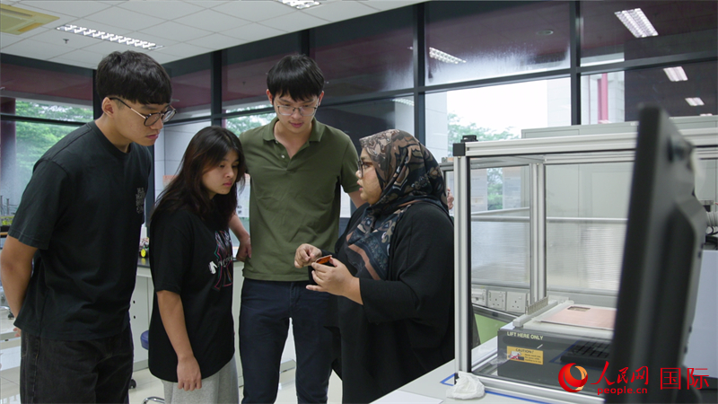 印刷电路板实验室内，老师与学生探讨科研项目。人民网记者 刘宁摄