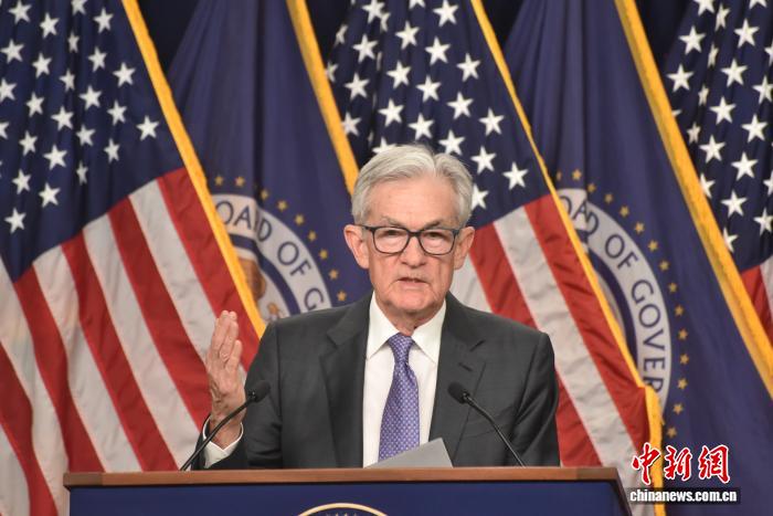 当地时间12月10日,美国联邦储备委员会宣布,将联邦基金利率目标区间下调25个基点到3.5%至3.75%之间的水平。这是美联储今年以来第三次降息。美联储主席鲍威尔在当天记者会上表示,当前的政策利率预计将推动劳动力市场趋于稳定。 <span target='_blank' href='/'>中新社</span>记者 沙晗汀 摄 当地时间12月10日,美国联邦储备委员会宣布,将联邦基金利率目标区间下调25个基点到3.5%至3.75%之间的水平。这是美联储今年以来第三次降息。美联储主席鲍威尔在当天记者会上表示,当前的政策利率预计将推动劳动力市场趋于稳定。 <span target='_blank' href='/'>中新社</span>记者 沙晗汀 摄