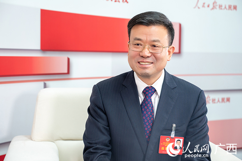 赵君委员接受专访。人民网记者 严立政摄