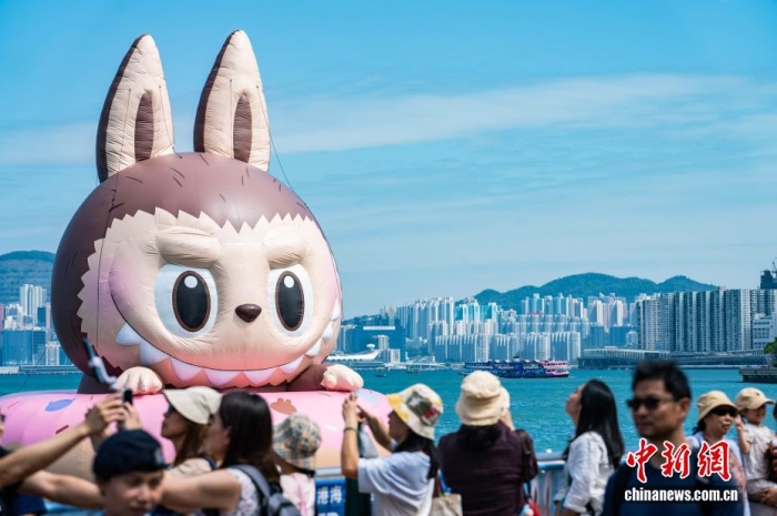 图为巨型“LABUBU”充气雕塑吸引市民与游客拍摄。<span target='_blank' href='/' >中新网</span>记者 侯宇 摄
