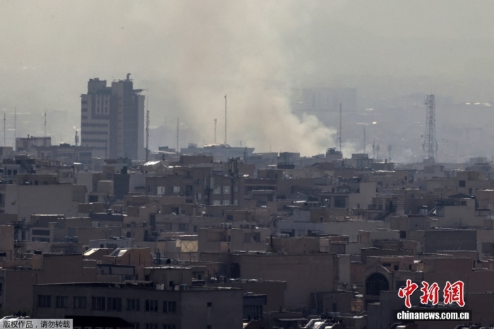 图为当地时间28日德黑兰市中心发生爆炸后，浓烟冲天。