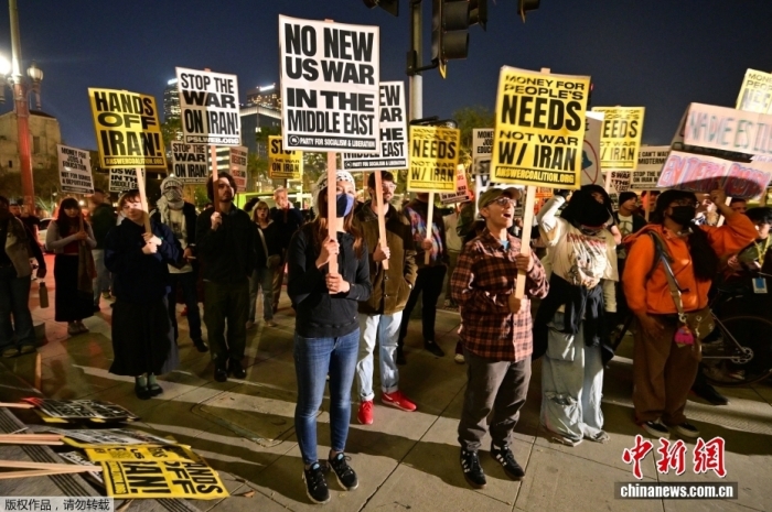 当地时间3月2日，民众在加利福尼亚州洛杉矶市市政厅外举行集会，反对美国和以色列对伊朗发起军事行动。图为集会现场画面。