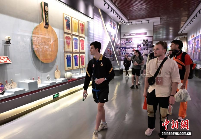 4月11日，“青年之友”中美青少年友好交流暨中美“乒乓外交”55周年纪念活动在河北石家庄举行。图为活动嘉宾参访河北正定国家乒乓球训练基地。<span target='_blank' href='/'>中新社</span>记者 翟羽佳 摄