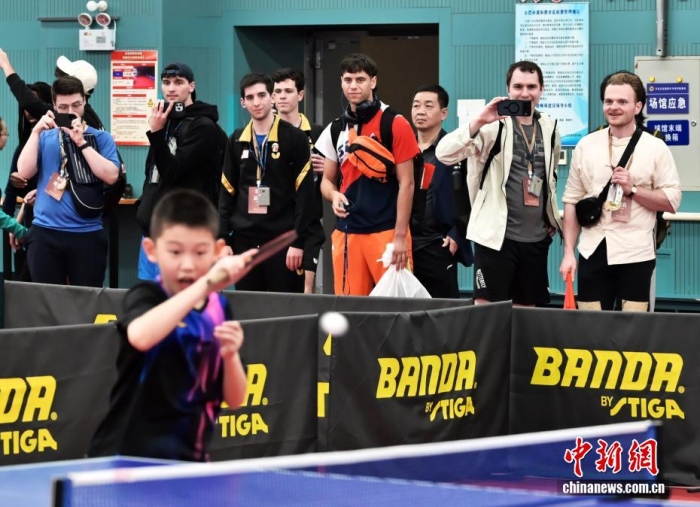 4月11日，“青年之友”中美青少年友好交流暨中美“乒乓外交”55周年纪念活动在河北石家庄举行。图为活动嘉宾参访河北正定国家乒乓球训练基地。<span target='_blank' href='/'>中新社</span>记者 翟羽佳 摄