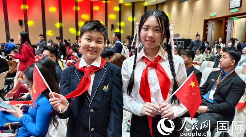 中越两国年龄最小的演讲者手拿对方国家的旗帜，“跨国”合影。人民网记者 刘刚摄