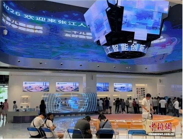 在上海张江人工智能创新小镇的AI应用商店里,AI产品吸引众多体验者。中新网记者 郑莹莹 摄