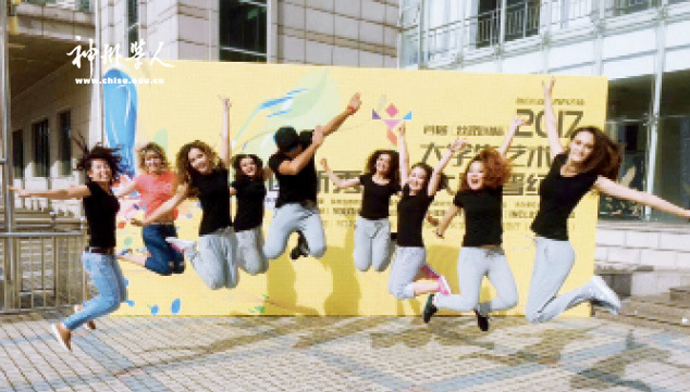 西安石油大学来华留学生在首届丝路国际大学生艺术节上  供图_西安石大.jpg