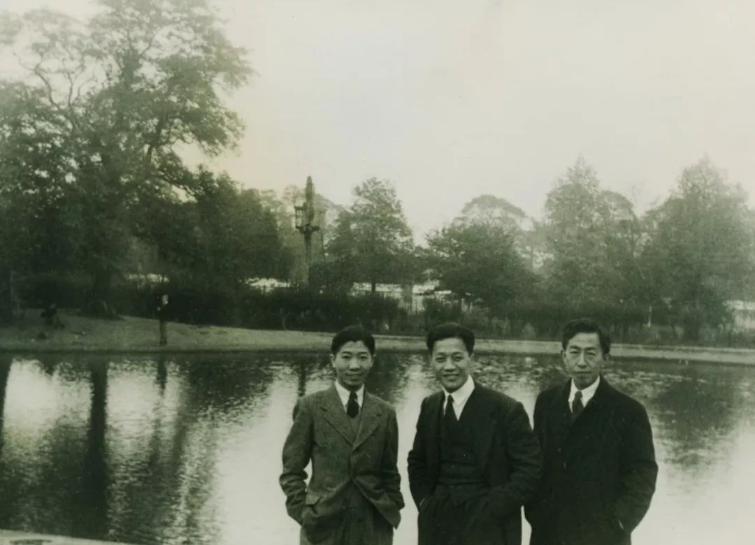 1946年黄纬禄（中）在英国伦敦住所附近与室友合影.jpeg