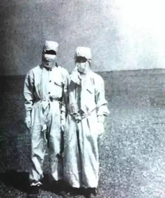 在核试验场留下不寻常纪念照 邓稼先（左），赵敬璞（右）.jpg