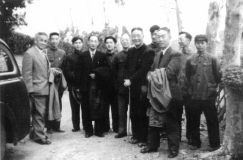 1957年3月，赵九章所长（右三）、陈宗器副所长出访归来，途经武汉拜访武汉大学领导并看望在这里学习的地球物理研究所的同志。.jpg