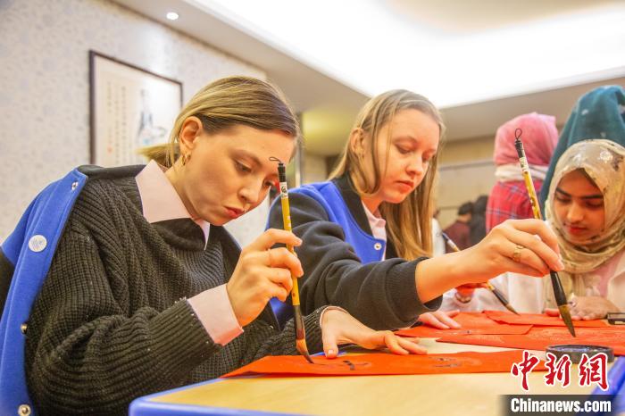 （新春走基层）投壶研墨剪窗花留学生在古城襄阳体验中国传统习俗