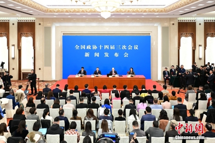 3月3日，全国政协十四届三次会议新闻发布会在北京人民大会堂举行。大会新闻发言人刘结一向中外媒体介绍本次大会有关情况并回答记者提问。<span target='_blank' href='/'>中新社</span>记者 田雨昊 摄
