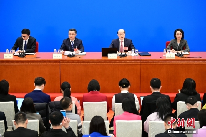 3月3日，全国政协十四届三次会议新闻发布会在北京人民大会堂举行。大会新闻发言人刘结一向中外媒体介绍本次大会有关情况并回答记者提问。<span target='_blank' href='/'>中新社</span>记者 田雨昊 摄