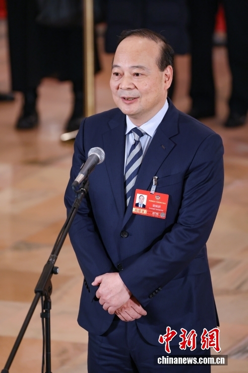 3月4日，全国政协十四届四次会议首场“委员通道”集体采访活动在北京人民大会堂举行。图为全国政协委员、宁德时代新能源科技股份公司董事长曾毓群接受媒体采访。<span target='_blank' href='/'>中新社</span>记者 佟郁 摄