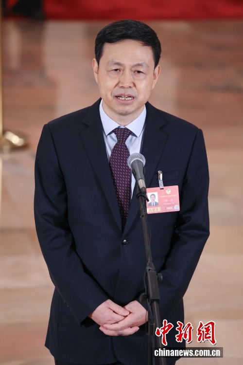 3月4日，全国政协十四届四次会议首场“委员通道”集体采访活动在北京人民大会堂举行。图为全国政协委员、中国移动集团公司原董事长杨杰接受媒体采访。<span target='_blank' href='/'>中新社</span>记者 佟郁 摄