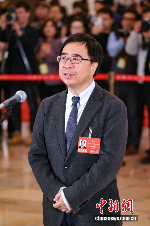 3月4日，全国政协十四届四次会议首场“委员通道”集体采访活动在北京人民大会堂举行。图为全国政协委员、中国科学技术大学常务副校长潘建伟接受采访。<span target='_blank' href='/'>中新社</span>记者 佟郁 摄