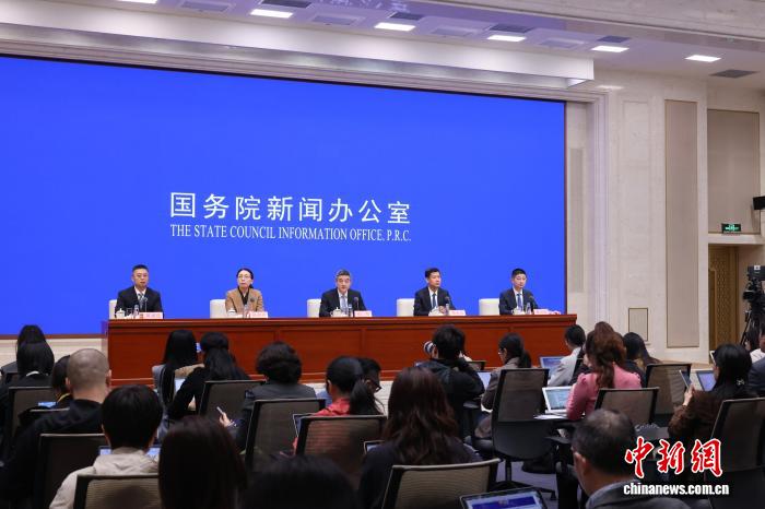 4月13日，中国国务院新闻办公室在北京举行国务院政策例行吹风会，国家卫生健康委副主任郑哲、医政司负责人李大川、基层卫生健康司司长焦雅辉，国家医保局医药服务管理司司长黄心宇介绍《关于加快建设分级诊疗体系的若干措施》有关情况，并答记者问。 <span target='_blank' href='/'>中新社</span>记者 杨可佳 摄