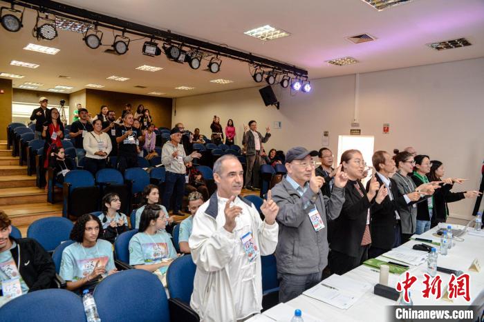 评委们参与表演手语歌。　圣保罗州立大学孔院供图