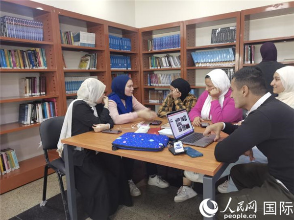 埃及中国大学学生在图书馆学习。人民网记者 沈小晓摄