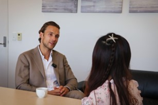 2023年11月17日，克里斯蒂安·罗尔在澳大利亚新南威尔士大学接受人民网澳新频道采访。（摄影 高海宴）