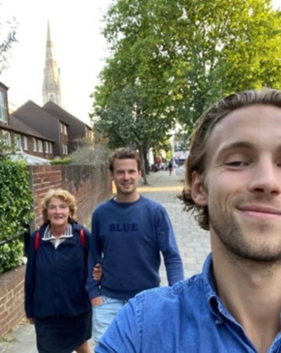 克里斯蒂安·罗尔和家人在英国谢菲尔德。（照片由克里斯蒂安·罗尔提供）