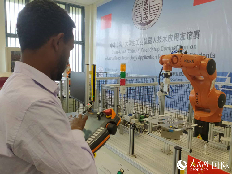鲁班工坊学生正在学习操控机器人作业。人民网记者 黄培昭摄