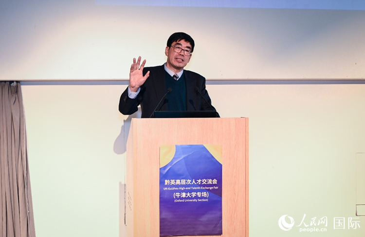 崔占峰教授发言。人民网 郭锦标摄