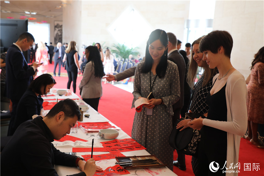 当天，美各界民众100余人参加中国文化体验开放日活动。人民网记者 李志伟摄