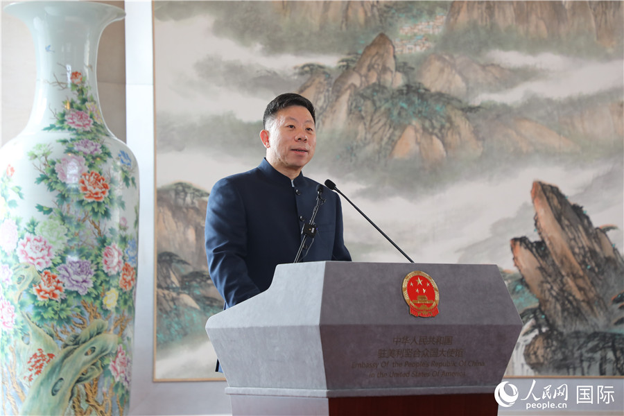 中国驻美国大使馆公使井泉表示，欢迎大家实地看一看真实、美丽的中国。人民网记者 李志伟摄