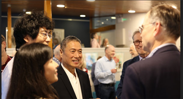 卢中见与嘉宾交流中国画。许晋熙摄